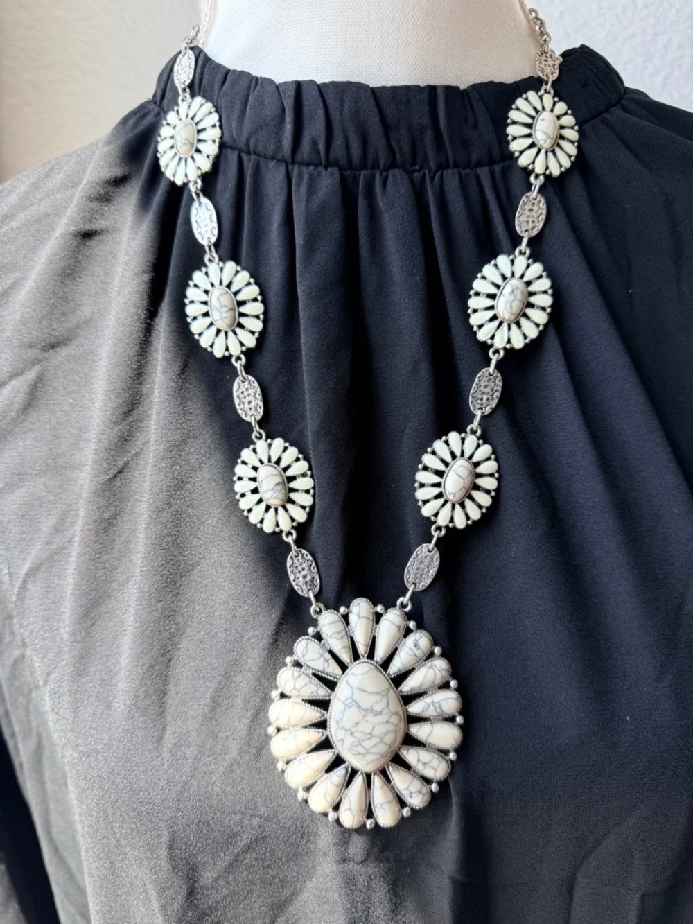 Western Fashion White Howlite Flower Statement Necklace